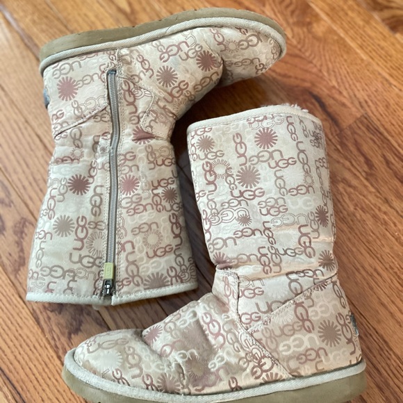 Logo UGGS - Picture 3 of 8